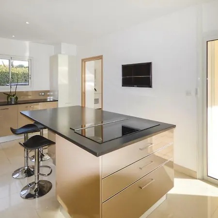 Four-bedroom Holiday In Raphael * Saint-Raphaël