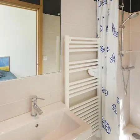 Four-bedroom Holiday In Raphael Saint-Raphaël