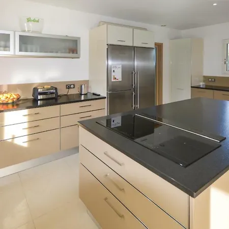 Four-bedroom Holiday In Raphael * Saint-Raphaël