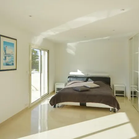 Four-bedroom Holiday In Raphael Saint-Raphaël