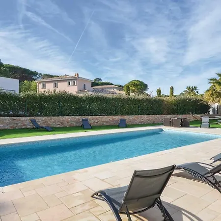 펜션 Four-bedroom Holiday In Raphael Saint-Raphaël