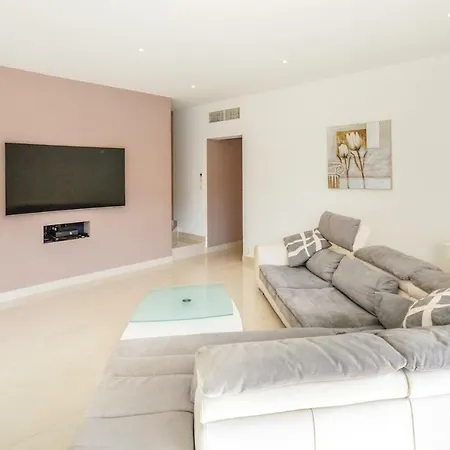 Four-bedroom Holiday In Raphael Saint-Raphaël