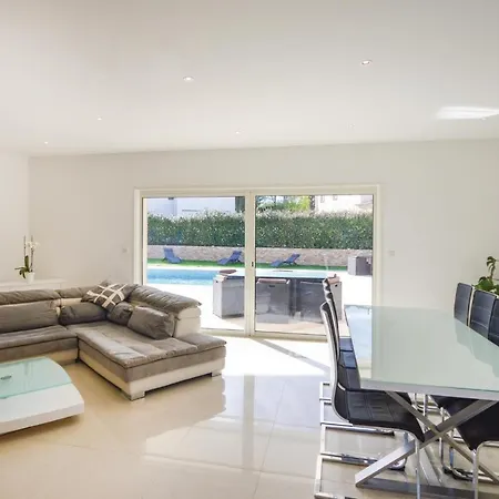 Four-bedroom Holiday In Raphael * Saint-Raphaël